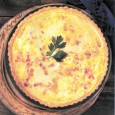 Da, la mama ei acasă minunăția asta se cheamă quiche lorraine; o rețetă celebră, care are, firește, nenumărate variante. Așa că mai jos se cheamă că aveți doar o idee...