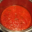 Cel mai simplu, baza de pornire. Pentru 600 ml de sos (doua cani) aveti nevoie de aproximativ 1 – 1,2 kg de rosii (ca sa va ramana cam 900 g...