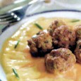 Chifteluțe picante cu sos de ardei gras Spectacol total cu rețeta asta de chifteluțe! Cu așa niște mâncăruri ar trebui noi, românii, să descoperim mieii și să-i mâncăm pre ei, nu numai de Paști. Că-i păcat să...