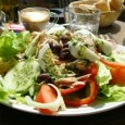 O rețetă clasică de salată estivală, numai bună pentru zilele călduroase (că doar nu-i inventată la Oslo). Și, ca orice rețetă celebră, a fost și ea maltratată, așa că e...