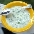 Raita O mâncare indiană care-i vară dreaptă cu tzatziki-ul grecesc, aşa că mi-e la fel de dificil s-o definesc dacă-i salată, aperitiv sau sos. Nu se face foarte greu şi se...