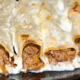 Ce-s aia canelonni? Păi niște mici rulouri de aluat, care conțin o umplutură ce poate fi făcută din carne tocată, ciuperci, pește, legume, brânzeturi etc. Se pun în tavă, se...