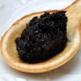 Daca sunteti curiosi ce-i cu denumirea asta lejer bizara, aflati ca vine de la numele occitan al caperelor (tapena). Altminteri, destul de complicata chestia de mai la vale, fiindca ba...
