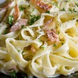 Tare bună rețeta asta de tagliatelle cu somon afumat și foarte simplă, pe deasupra, nici nu știu cum de n-am executat-o până acuma, că de vreo zece ani o am...