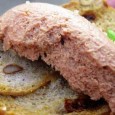 Pate de casa (din ficat si carne de porc) Daca ma-ntrebati pe mine, pateul de casa este infinit mai bun decat unul cumparat de la magazin. Am descoperit chestia asta din frageda pruncie (la nana, Dumnezeu s-o odihneasca!) si-am...