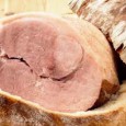 Prietenul ovidiucro ne mai sare încă o dată în ajutor, venind cu propunerea unui jambon (fiert, nu crud!) de casă. N-am apucat încă să fac vreodată șuncă, nu sunt vreun...