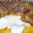 Sau varza clujească, sau, după cum râdea mama, Dumnezeu s-o odihnească!, sarmale răsturnate („ce, mi-e lene să-nfășor niște sarmale, cum adică?”). Într-adevăr, dacă te uiți la componente, e fix același...