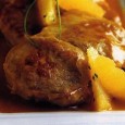 Friptură de vițel cu sos de portocale Acuma, sigur, scrie „vițel” în titlu, dar putem citi mânzat sau chiar porc slab la o adică, fiindcă tot bună va fi friptura, principala diferență în ceea ce privește preparația...