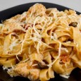 Chiar dacă în imaginea alăturată puteți observa niște frumoase tagliatelle, e bine să știți, de la bun început, că puteți realiza mâncarea asta rapidă și foarte gustoasă cam cu orice...