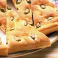 Destul de greu de zis ce-i aia focaccia. Hai să spunem că ar fi un fel de pâine (mai curând lipie), condimentată cu diferite ingrediente (ceea ce o apropie cumva...