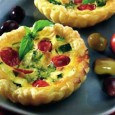 Ei, bineînțeles că nu-i musai sa faceți mini-tarte, dacă vi se pare mai simplu, faceți o singură mare tartă și tăiați-o felii. Firește că gustul n-o să se schimbe prea...