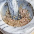 O variantă nițeluș mai șmecheră a clasicei noastre fripturi de miel la cuptor, în sensul că usturoiul se îmbină un pic mai altfel cu carnea, iar costița afumată este dată...