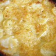 Gratin Dauphinois, sau cei mai faimoși cartofi cu smântână Cred că ați dedus deja că, dacă vorbim despre o rețetă celebră, apăi ceea ce urmează mai la vale nu poate fi decât una dintre nenumăratele variante posibile de Gratin...