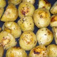 Cartofi noi la cuptor cu cimbru și rozmarin Nu știu ce părere aveți dumneavoastră, dar eu unul ador cartofii noi, de-abia aștept să înceapă sezonul lor. Și, dacă nu mănânc suficient de des, sunt cam trist atunci când...