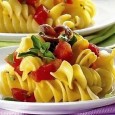 Fusilli cu roșii proaspete și hamsii Recunosc, nu bag mâna-n foc pentru corectitudinea titlului, pentru că excelenții fusilli de mai la vale intră mai curând în categoria salată de paste. Dar, în fine, n-aș zice că...