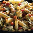 Paste cu vinete, dovlecei și roșii gratinate la cuptor O rețetă estivală absolut excelentă, bașca lejer vegetariană, tare simplu de făcut și foarte gustoasă. Plus că mai are și avantajul că soiul legumelor nu e câtuși de puțin bătut...