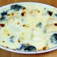 Sos Mornay În cărțile noastre mai vechi de bucate, sosul ăsta purta de obicei subtitlul „sos alb pentru gratinaje”. Și e cât se poate de corectă trimiterea, pentru că, în fond, nici...