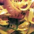 Tagliatelle cu legume O excelentă rețetă estivală urmează mai la vale, plină de prospețimea și parfumul legumelor verii. Și firește că, semănând ea oleacă a improvizație, puteți și dumneavoastră improviza pe tema ei,...