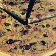 Vinete, dovlecei, ardei grași, ce mai, un festival al legumelor de vară are loc în tarta asta excelentă, un fel de verișoară legumicolă a mult mai celebrei quiche lorraine. Se...