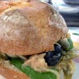 Pan Bagnat În dialectul occitan folosit la Nisa, pan banhat înseamnă pâine înmuiată (în ulei de măsline, se subînțelege), adică ceea ce la vecinii italieni se cheamă pane bagnato. Și este vorba...