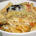 Paste cu vinete Mai întâi trebuie să precizez ca termenul generic paste se referă, în cazul acestei rețete, la cele scurte și groase, gen rigatoni (alea care zâmbesc în poză), penne, maccheroncini ș.a.m.d.,...