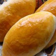 Piroști cu somon afumat Ce-s alea piroști? Păi versiunea în limba română a ruseștilor pirojki, niște plăcințele foc de simplu de făcut, umplute cu (aproape) orice și prăjite în baie de ulei sau rumenite...