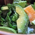 Salată de portocale cu avocado O salată foarte gustoasă și atât de simplă că sigur durează mai mult pregătirile preliminare decât prepararea ei efectivă! Plus că e suficient de fițoasă încât să-și facă apariția, fără...