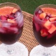 Sânge de ursuleț O băutură răcoritoare slab alcoolizată pe bază de vin (adică un fel de sangria), cam asta ne propune domnul Marian Rădulescu prin rețeta de mai la vale. Și nu mai...