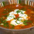 Supă de vită cu roșii De fapt, cred că aș fi putut să botez mâncarea asta și supă de roșii cu carne de vită, pentru că e destul de greu de hotărât cine e primadona...