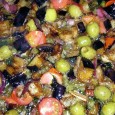 Caponata este, iubiți comeseni, un preparat tradițional din Sicilia (capunata, în dialect local), un fel de tocăniță de legume pe bază de vinete prăjite cu un sos de ceapă, țelină...