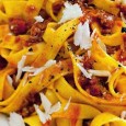 Dacă e să ne luăm după buchea cărții, precizarea all’emiliana când vine vorba despre tagliatelle se referă în primul rând la metoda de fabricare a aluatului, care trebuie făcut doar...