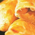 Plăcințele cu mere și scorțișoară Niște plăcințele cu mere tare simple, foc de gustoase și, mai ales, rapide, care te scot din încurcătură și în caz de musafiri inopinați, dar reprezintă și o gustare dulce...