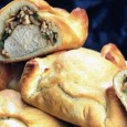 Puiul cerșetorului, adică un fel de văr din China al mielului nostru haiducesc Legenda spune că, pe vremea dinastiei Qing, un cerșetor mort de foame a furat un pui. Și, ca să nu fie prins de păgubaș, a îngropat prada în noroi, pe...