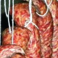 Nu se putea ca, din pachetul de afumături pe care ni l-a trimis domnul Marian Rădulescu, să lipsească o rețetă de salam de casă, nu? Așa că iată, vine mai...