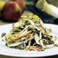 Salată de andive, mere, nuci și roquefort O salată de andive tare simplă, care aduce cumva cu cea Waldorf (datorită combinației de mere și nuci) dar care, prin prezența roquefort-ului, capătă niște valențe tare interesante. De făcut...