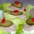 Pate de ficăței de pui (cu ciuperci) Vă povesteam mai demult, în introducerea la rețeta de pate de casă trimisă de ovidiucro, că pentru această mirifică pastă casnică materia mea primă preferată o constituie ficățeii de pui....