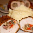 Șnițel umplut în pesmet aromat Ce-mi place mie cel mai mult la șnițelul ăsta de pui este că, în afara faptului că-i absolut delicios, nu se face chiar atât de greu încât să nu poată...