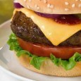 Cheeseburgerul a apărut din greșeală Cheeseburgerul a apărut în bucătăria unui restaurant californian (Rite Spot Cafe, din Pasadena), în anii ’20 ai secolului trecut, în urma unei greșeli. Cum s-au petrecut lucrurile? Tânărul bucătar (16...