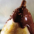 Pere cu ciocolată piperată Un dulce tare bun, foc de simplu de făcut și, pe deasupra, foarte spectaculos. Singura problemă un pic mai delicată e să aveți grijă să alegeți niște pere de-alea tari...