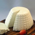Ricotta În primul rând, trebuie făcută o precizare: ricotta nu este propriu-zis o brânză, deoarece nu este produsă prin coagularea cazeinei. Se obține din zer de vacă, oaie, capră sau bivoliță...