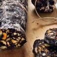 Salam de biscuiți Un dulce tare simplu și bun acest salam de biscuiți, dar numai dacă-i făcut în casă, fiindcă variantele industrializate pe care am început să le găsesc din ce în ce...
