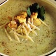 Supă-cremă de conopidă cu curry Cred că v-am mai spus și cu altă ocazie, nu mă dau deloc în vânt după făina prăjită care îngroașă supele sau ciorbele. Dar cum, în cazul de față, excelenta...