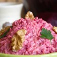 Salată de crudități cu nuci și sfeclă roșie Recunosc, din punctul meu de vedere, varianta asta de salată de crudități a fost o improvizație, dacă nu chiar o întâmplare. Adică pur și simplu ingredientele tradiționale se dovediseră, după...