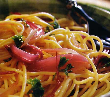 Spaghete cu sos de vin și ceapă roșie