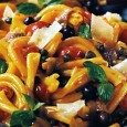 Salată napolitană de paste O salată de paste tare simplă, cu mult gust de proaspăt, care se poate face cam în orice sezon (cu condiția, firește, să găsim busuioc în supermarket sau să-l avem...