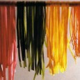 Aluatul de paste: simplu, dar și colorat Sigur că, în loc de aluat de paste, aș fi putut titra, mai patriotic, aluat de tăiței, numai că ar fi fost o limitare nedreaptă, fiindcă e clar că, o...