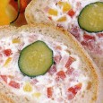 Pâine umplută cu urdă, șuncă, dovlecei și ardei grași Mda, cam lung titlul ăsta pentru un aperitiv destul de simplu. Dar cum există o groază de variante de pâine umplută pe lumea asta (și am de gând să mă...