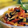 Penne cu vinete, dovlecei și roșii mi s-a părut un titlu ceva mai bun decât Penne în ratatouille, cum se chema, din câte mai țin minte, nebunia asta în original....