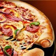 Vrea cineva o pizza cu hot dog? Blat de pizza umplut cu brânză s-a mai văzut, inclusiv pe la noi. Dar cu crenvurști? Ei da, fericitul mariaj dintre doua vedete incontestabile ale mâncării fast există, și încă...