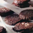 Tare simpli și grozav de buni, biscuiții ăștia cu ciocolată aduc cumva aminte și de turta dulce (ghimbirul!), așa că experiența gustativă este, dacă mă-ntrebați pe mine, grozav de interesantă....